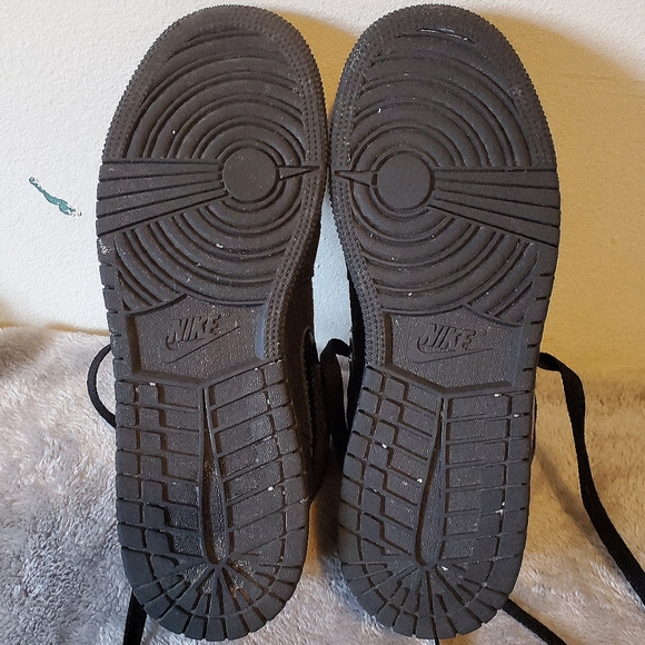 Nike Air Jordan 1 Mid Triple Black - Picture 13 of 16